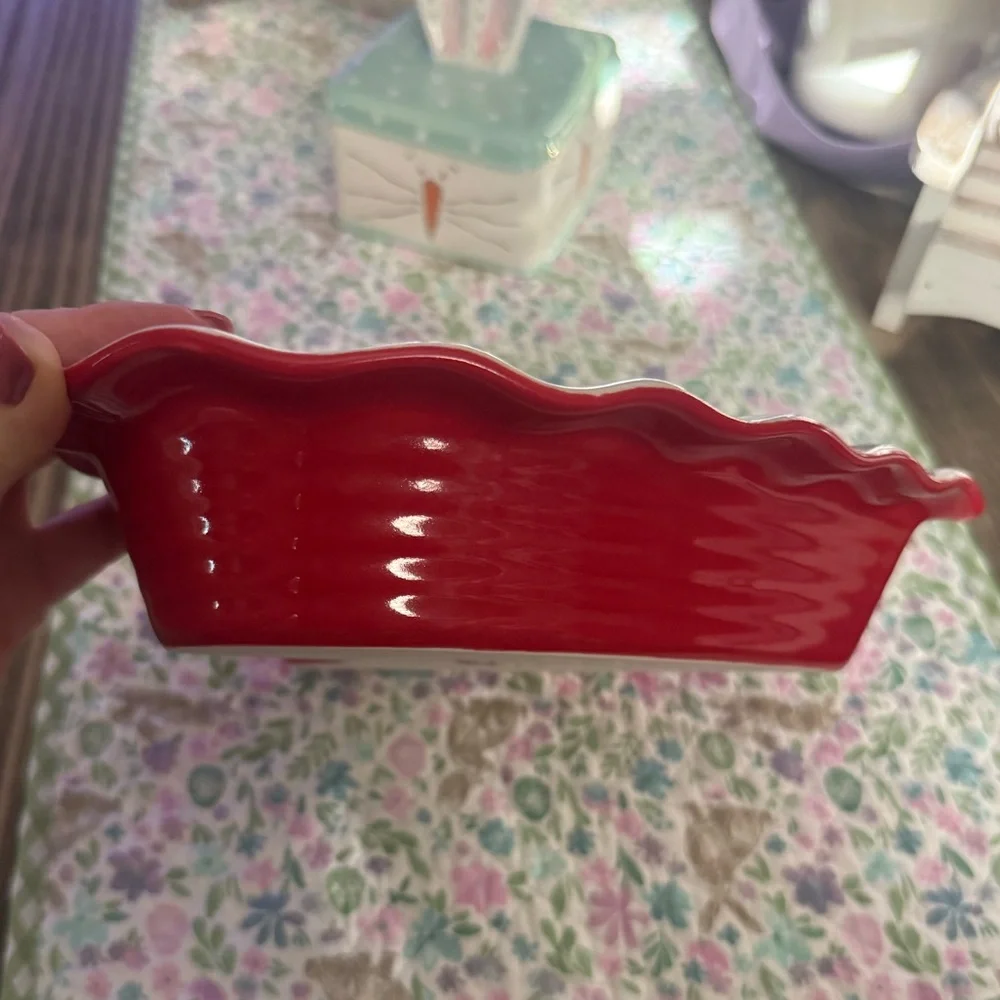 Crate&Barrel Large Heart Ruffle Dish. 395-048.